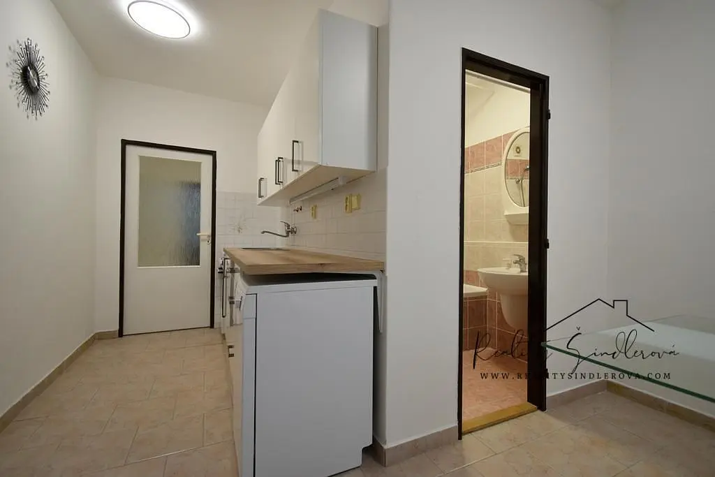 Kuhinja; kuhinjski aparati, pločice, prirodno svjetlo, renoviran