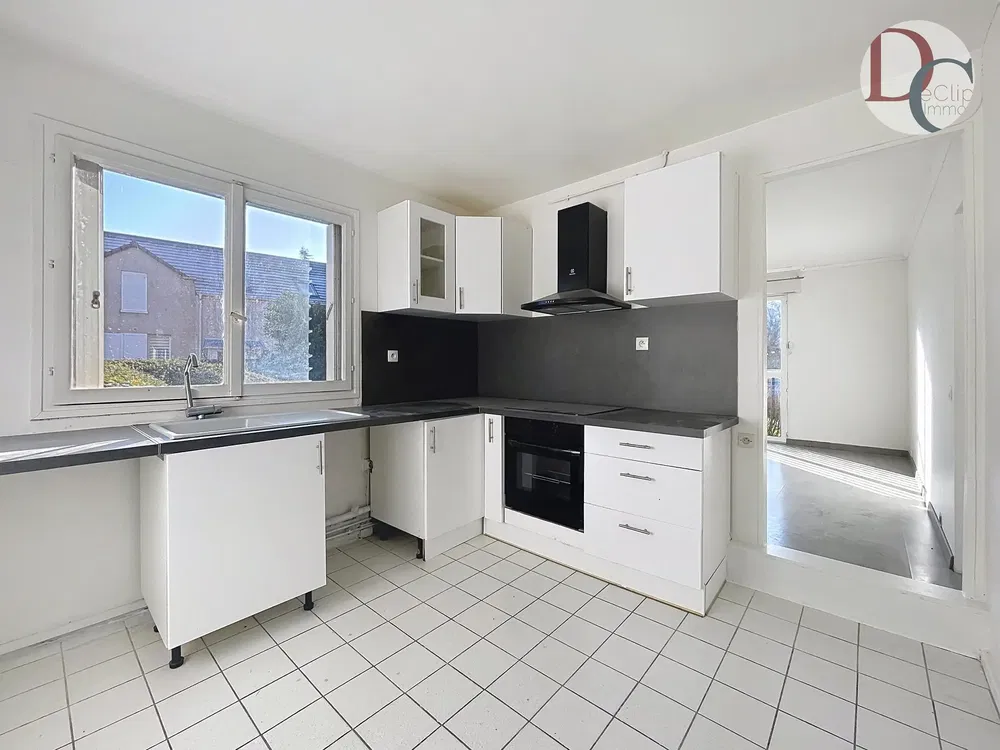 Living room; wood floor, natural light, modern style, high ceiling
