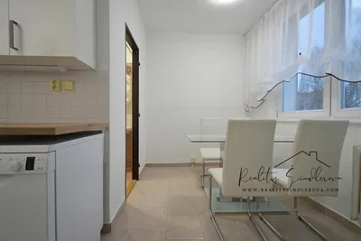 Wohnzimmer; holzboden, tageslicht, moderner stil, hohe decken