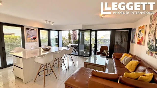 Wohnzimmer; holzboden, tageslicht, moderner stil, hohe decken