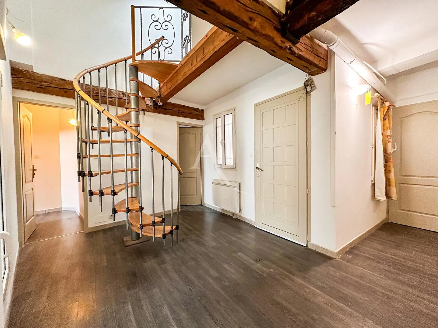 Cozinha; eletrodomésticos, chão de madeira, luz natural, estilo moderno, renovado