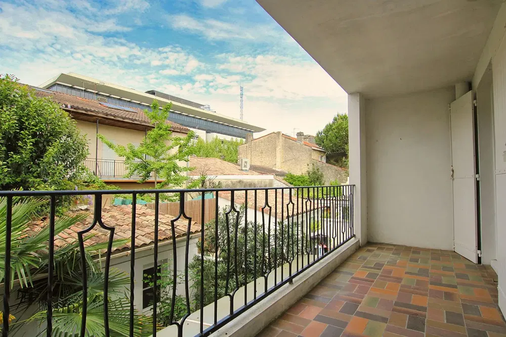 Хол; дървен под, естествена светлина, модерен стил, високи тавани