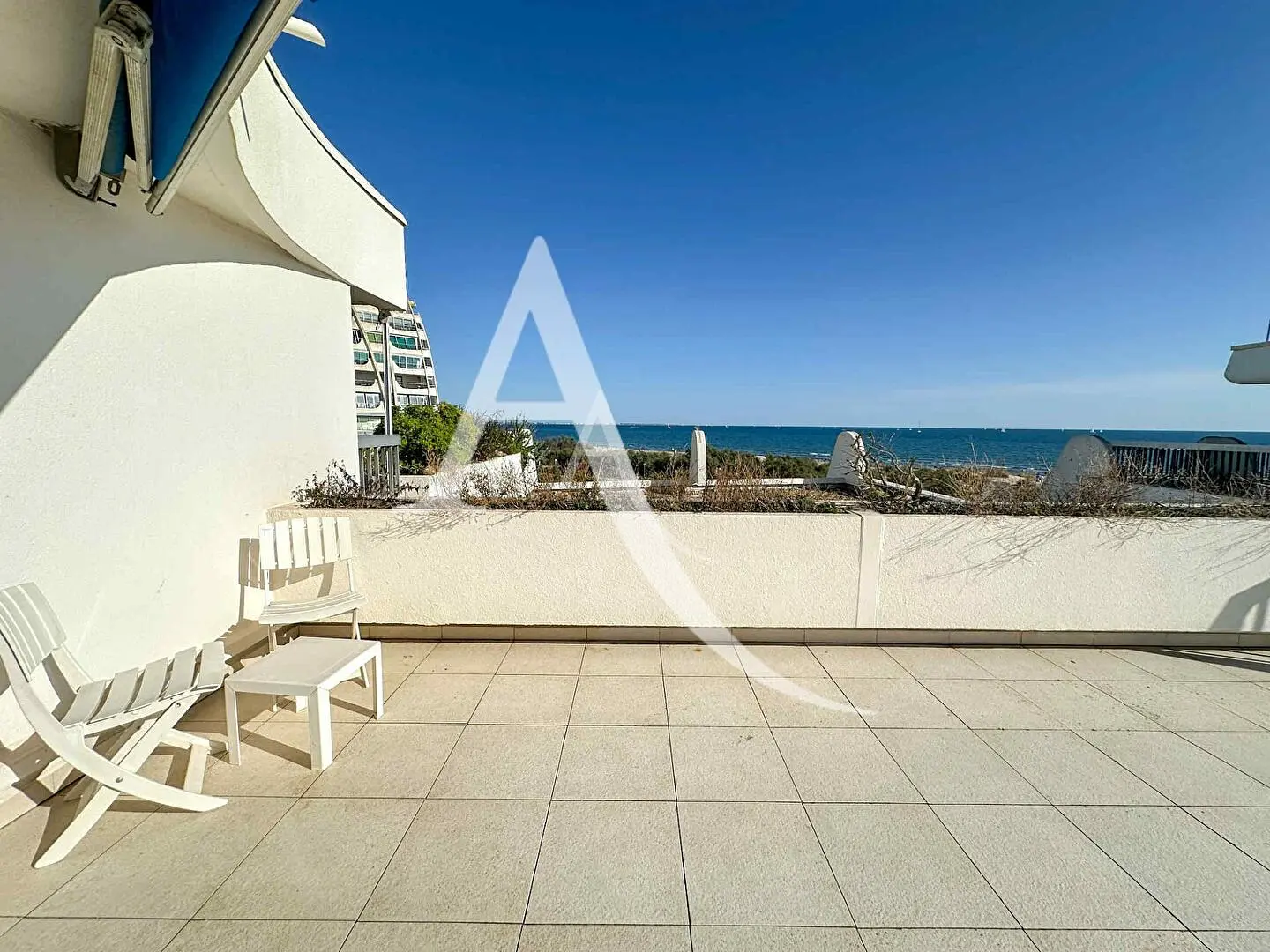 Oturma odası; ahşap zemin, doğal ışık, modern stil, yüksek tavan