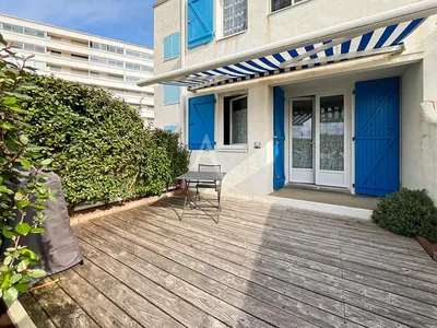 Woonkamer; houten vloer, natuurlijk licht, moderne stijl, hoge plafonds