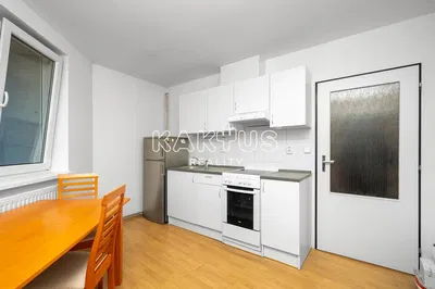 Obývačka; drevená podlaha, prirodzené svetlo, moderný štýl, vysoké stropy