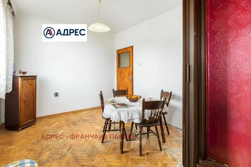 Wohnzimmer; holzboden, tageslicht, moderner stil, hohe decken