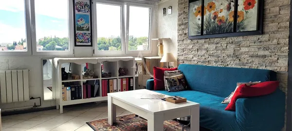 Oturma odası; ahşap zemin, doğal ışık, modern stil, yüksek tavan