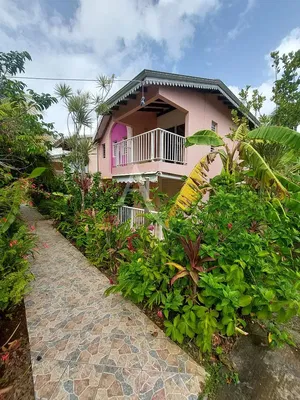 Oturma odası; ahşap zemin, doğal ışık, modern stil, yüksek tavan