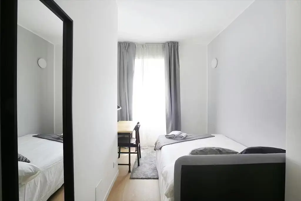 Obývací pokoj; dřevěná podlaha, přirozené světlo, moderní styl, vysoké stropy