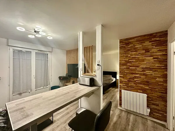 Oturma odası; ahşap zemin, doğal ışık, modern stil, yüksek tavan