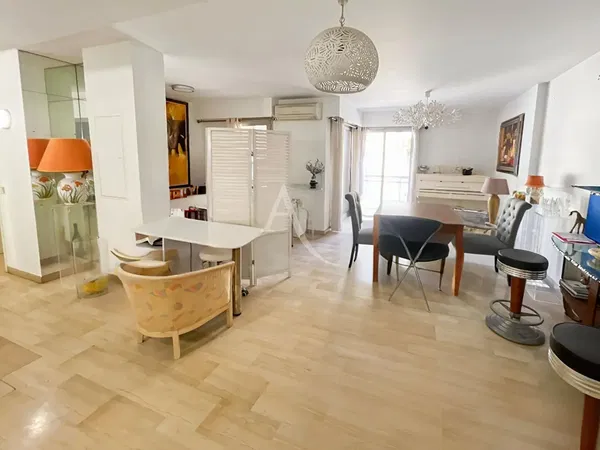 Mutfak; mutfak aletleri, ahşap zemin, doğal ışık, modern stil, tadilatlı