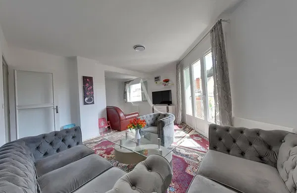 Oturma odası; ahşap zemin, doğal ışık, modern stil, yüksek tavan