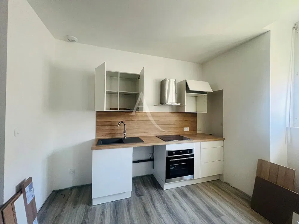 Living room; wood floor, natural light, modern style, high ceiling