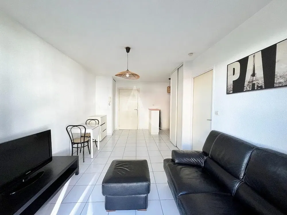 Mutfak; mutfak aletleri, ahşap zemin, doğal ışık, modern stil, tadilatlı