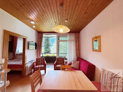 Wohnzimmer; holzboden, tageslicht, moderner stil, hohe decken