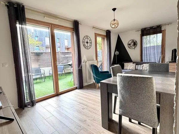 Mutfak; mutfak aletleri, ahşap zemin, doğal ışık, modern stil, tadilatlı