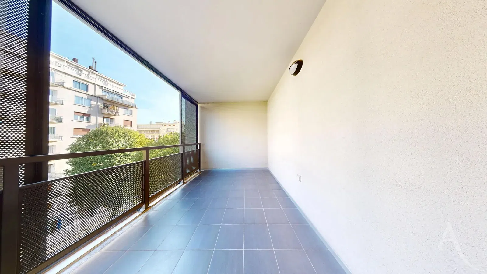 Oturma odası; ahşap zemin, doğal ışık, modern stil, yüksek tavan