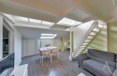 Keuken; keukenapparatuur, houten vloer, natuurlijk licht, moderne stijl, gerenoveerd