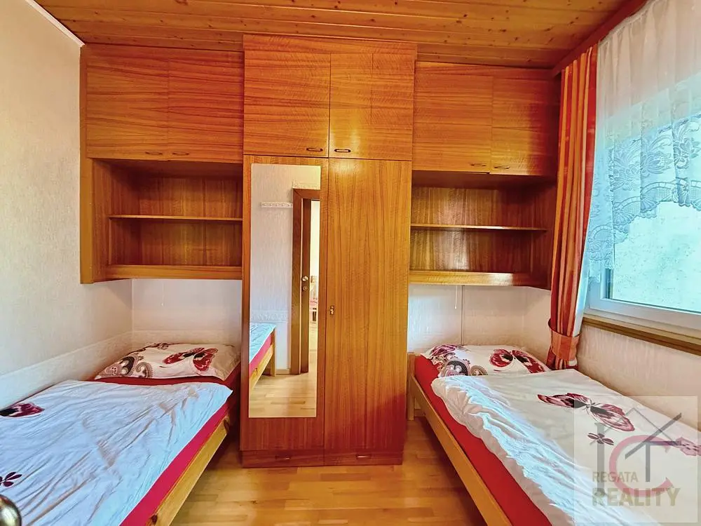 Wohnzimmer; holzboden, tageslicht, moderner stil, hohe decken