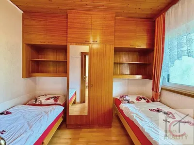 Wohnzimmer; holzboden, tageslicht, moderner stil, hohe decken