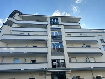 Oturma odası; ahşap zemin, doğal ışık, modern stil, yüksek tavan