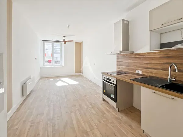 Soggiorno; pavimento in legno, luce naturale, stile moderno, soffitti alti