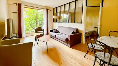 Dnevni boravak; drveni pod, prirodna svjetlost, moderan stil, visoki stropovi