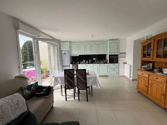 Mutfak; mutfak aletleri, fayans zemin, doğal ışık, modern stil, tadilatlı