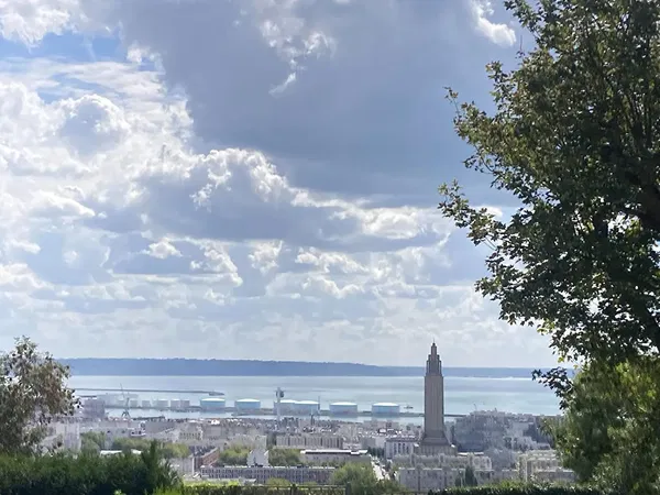 Obývačka; drevená podlaha, prirodzené svetlo, moderný štýl, vysoké stropy