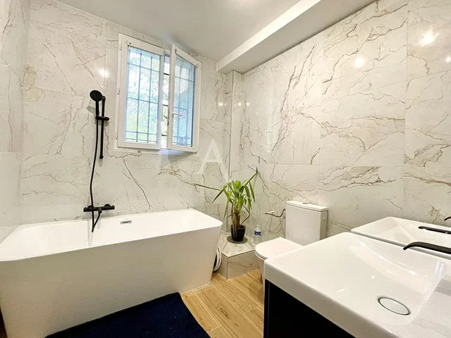Wohnzimmer; holzboden, tageslicht, moderner stil, hohe decken