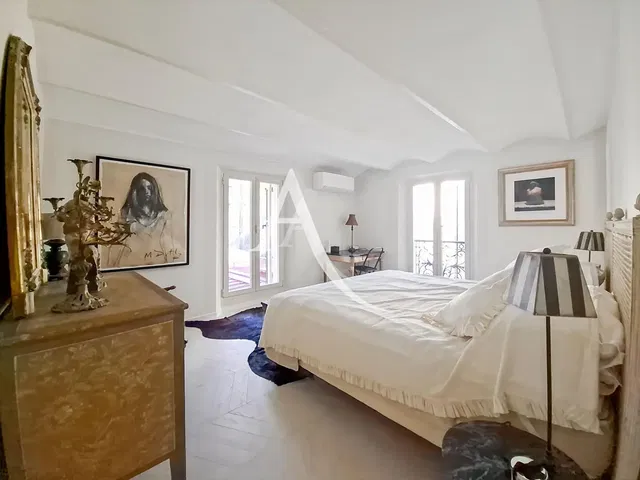 Oturma odası; ahşap zemin, doğal ışık, modern stil, yüksek tavan