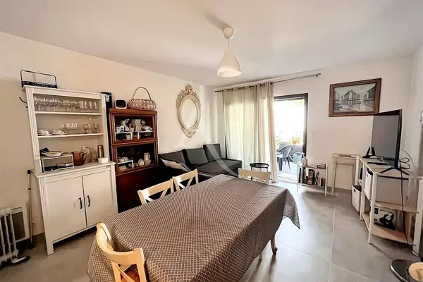 غرفة معيشة; أرضية خشبية, ضوء طبيعي, أسلوب عصري, أسقف عالية