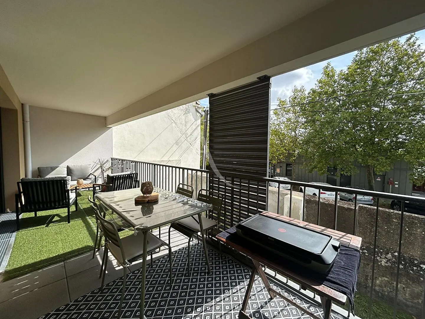 Soggiorno; pavimento in legno, luce naturale, stile moderno, soffitti alti