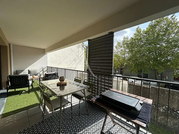 Soggiorno; pavimento in legno, luce naturale, stile moderno, soffitti alti