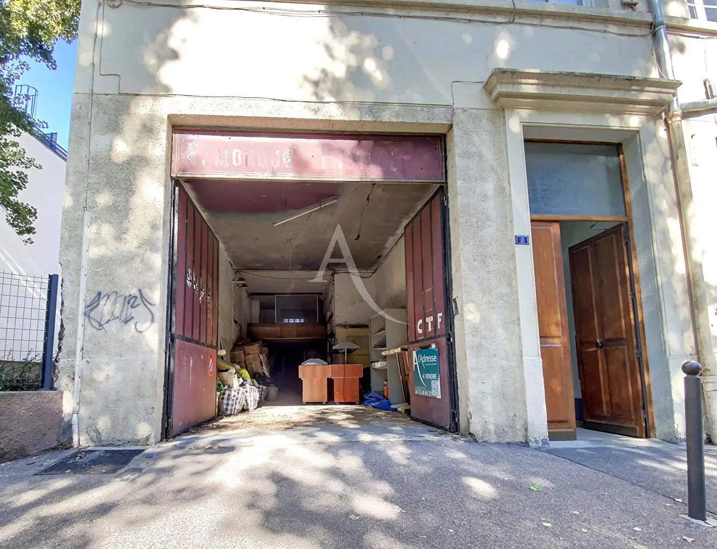 Salon; parquet, lumière naturelle, style moderne, hauteur sous plafond