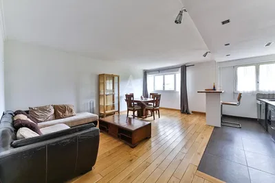 غرفة معيشة; أرضية خشبية, ضوء طبيعي, أسلوب عصري, أسقف عالية