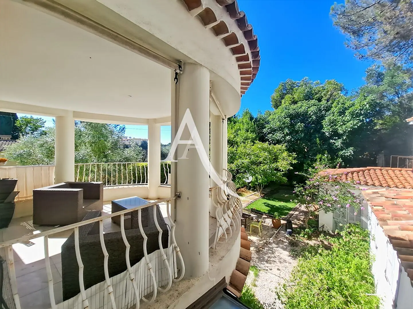 غرفة معيشة; أرضية خشبية, ضوء طبيعي, أسلوب عصري, أسقف عالية