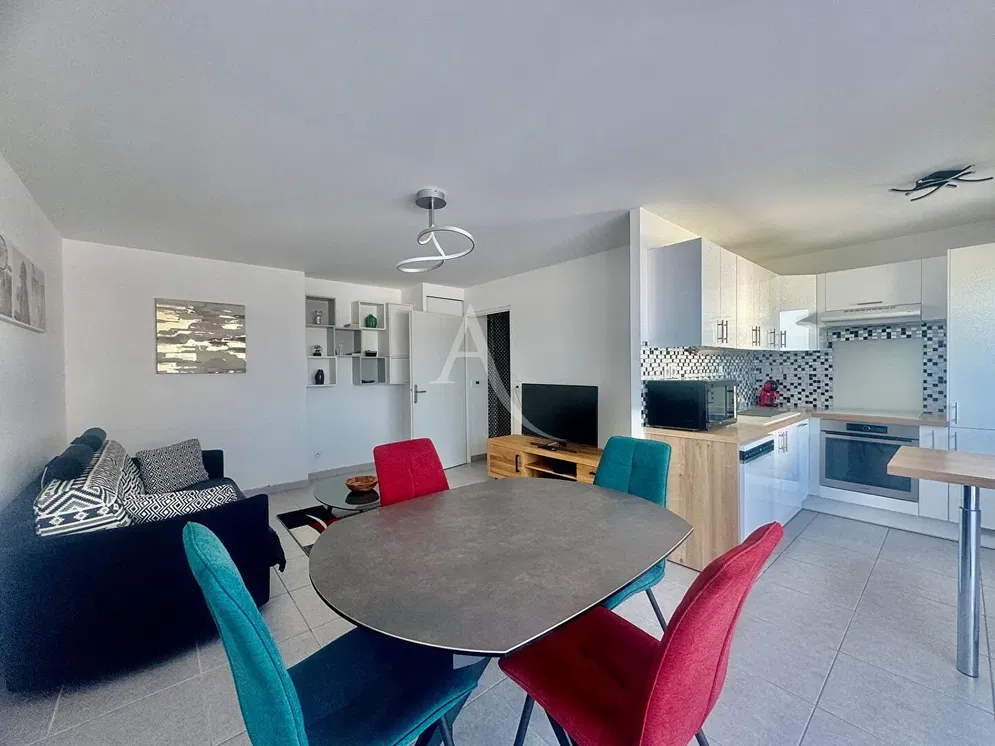 Living room; wood floor, natural light, modern style, high ceiling