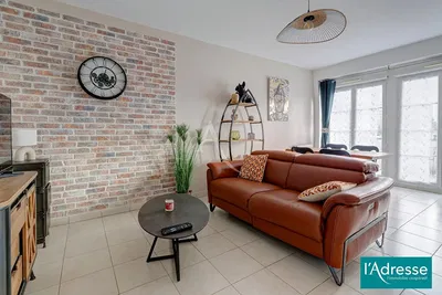 Wohnzimmer; holzboden, tageslicht, moderner stil, hohe decken