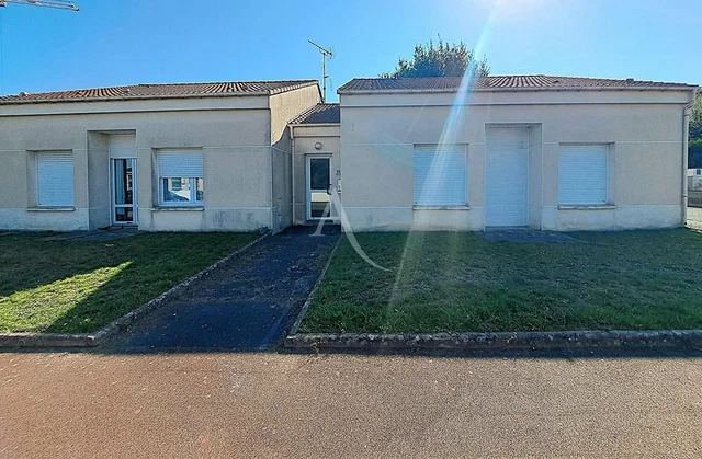 Obývačka; drevená podlaha, prirodzené svetlo, moderný štýl, vysoké stropy