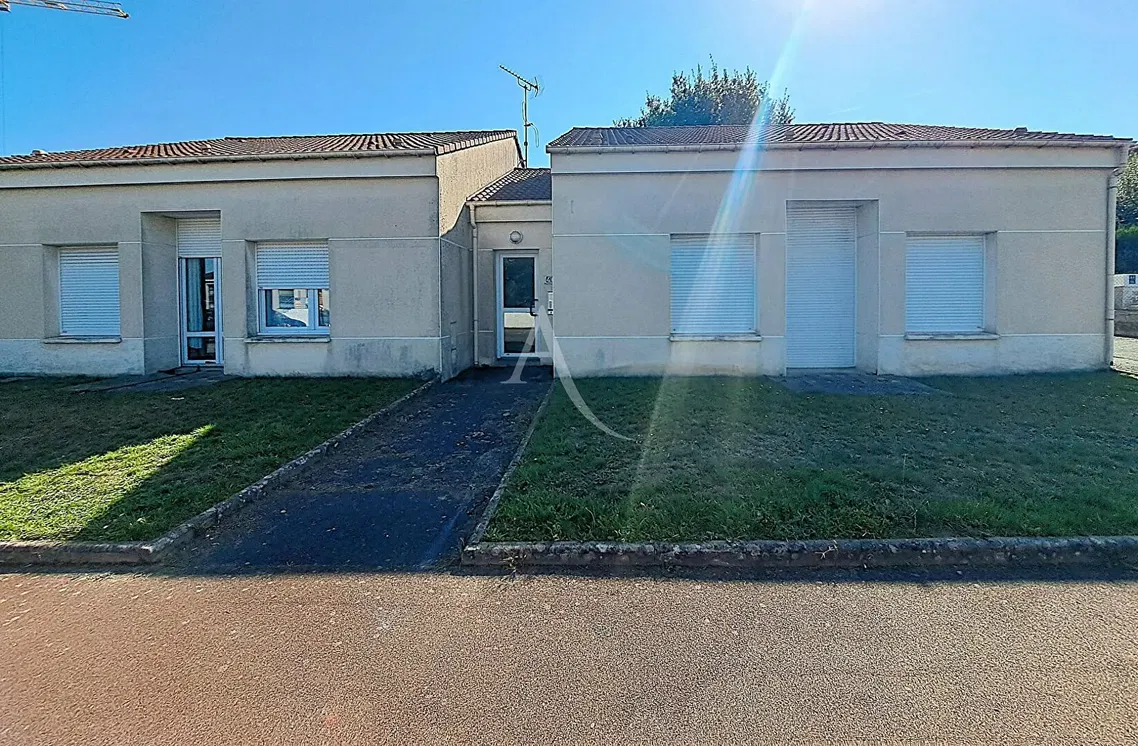 Sala de estar; chão de madeira, luz natural, estilo moderno, teto alto