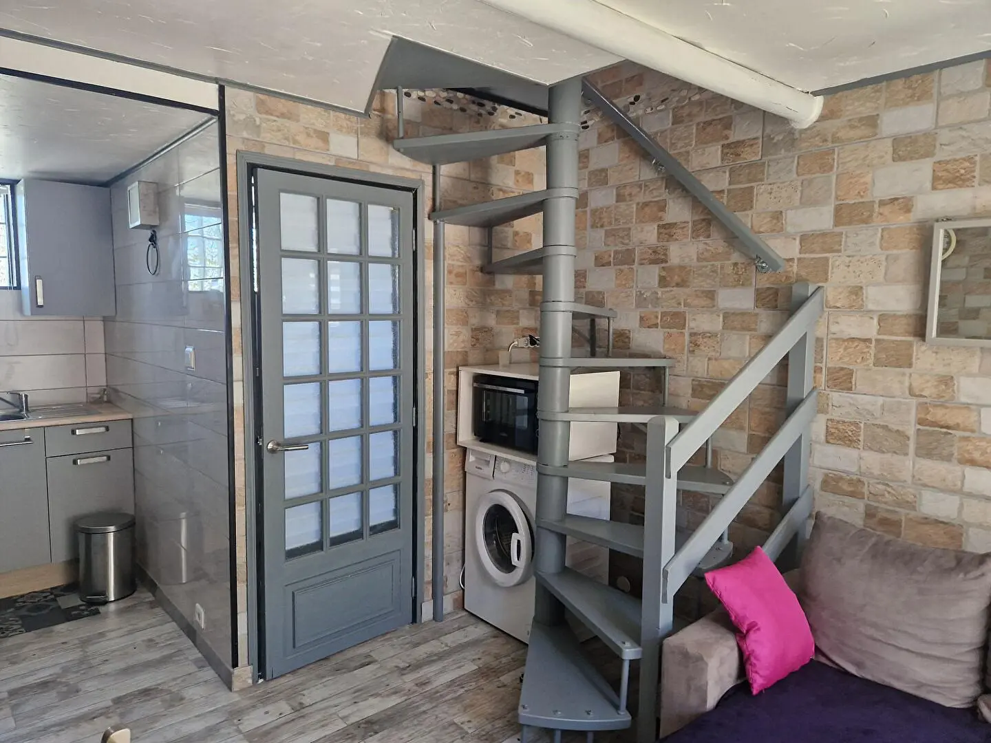 Living room; wood floor, natural light, modern style, high ceiling