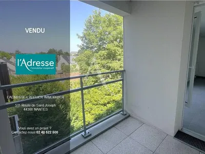 Soggiorno; pavimento in legno, luce naturale, stile moderno, soffitti alti