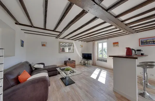 Oturma odası; ahşap zemin, doğal ışık, modern stil, yüksek tavan