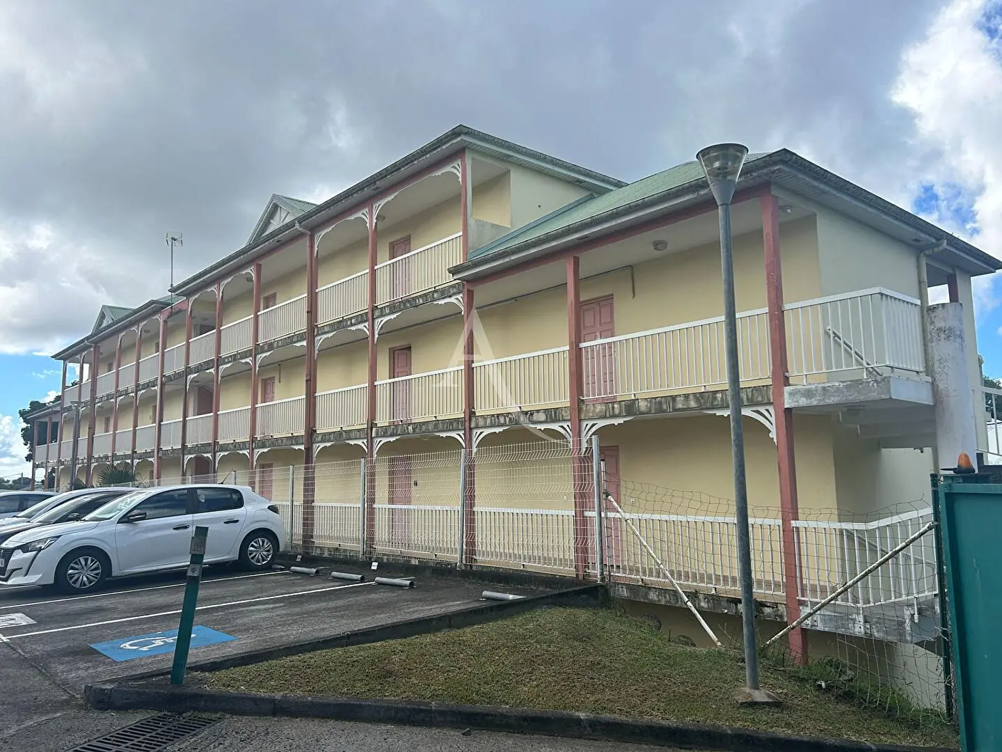 Salon; podłoga drewniana, światło dzienne, styl nowoczesny, wysokie sufity