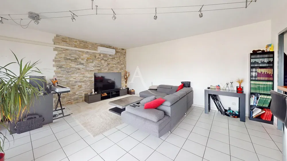 Soggiorno; pavimento in legno, luce naturale, stile moderno, soffitti alti