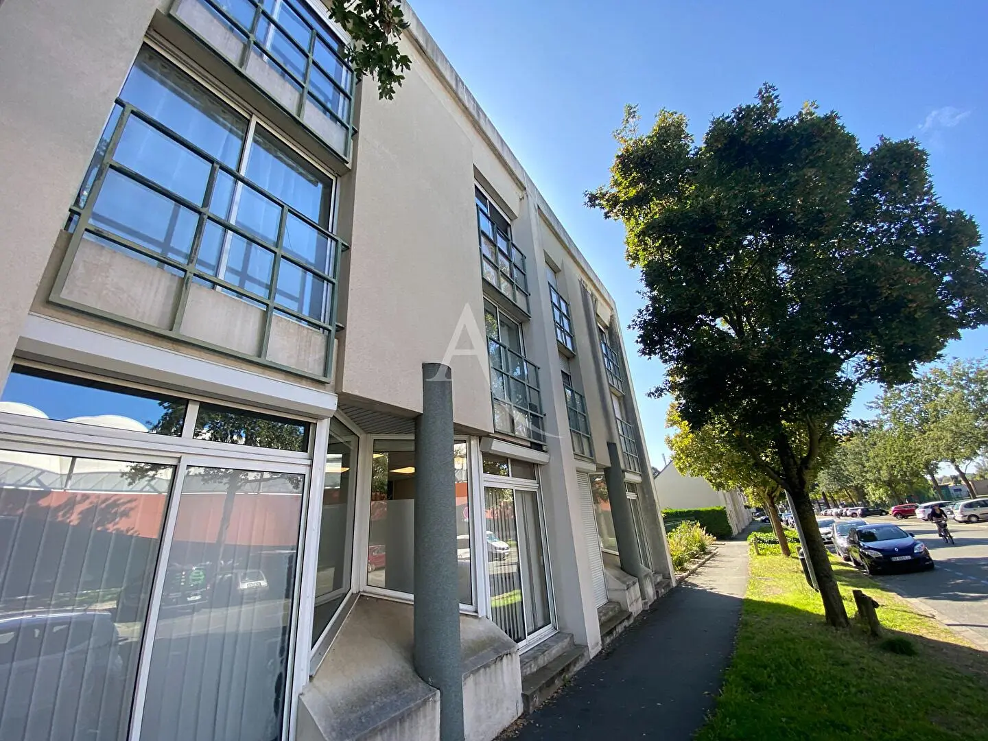 غرفة معيشة; أرضية خشبية, ضوء طبيعي, أسلوب عصري, أسقف عالية