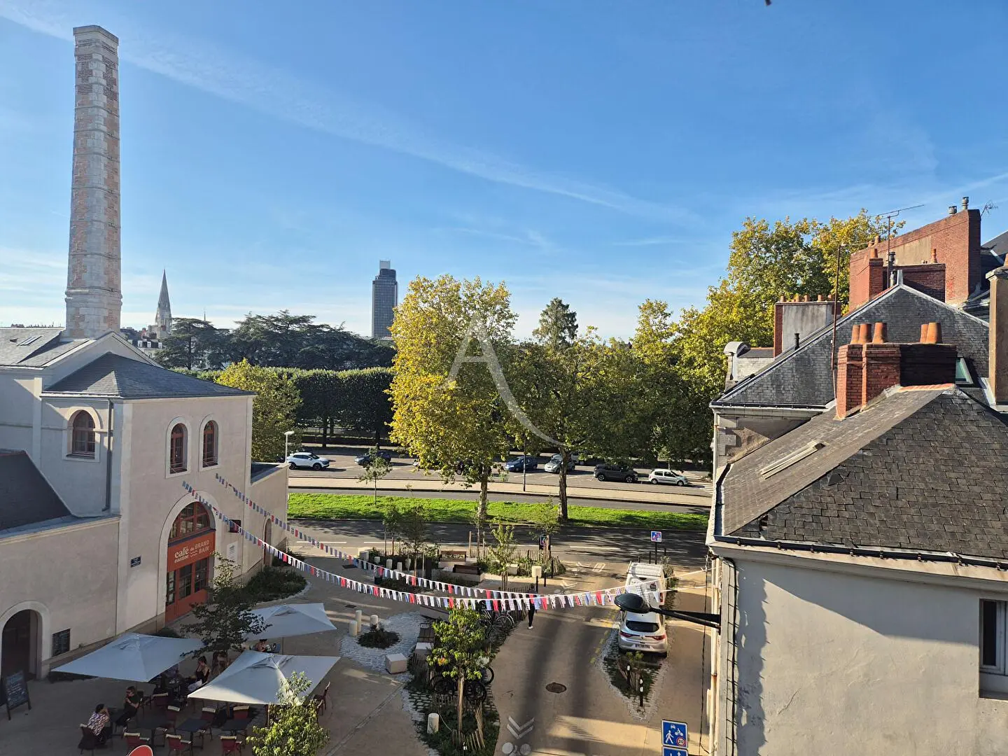 Sala de estar; chão de madeira, luz natural, estilo moderno, teto alto
