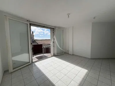 غرفة معيشة; أرضية خشبية, ضوء طبيعي, أسلوب عصري, أسقف عالية