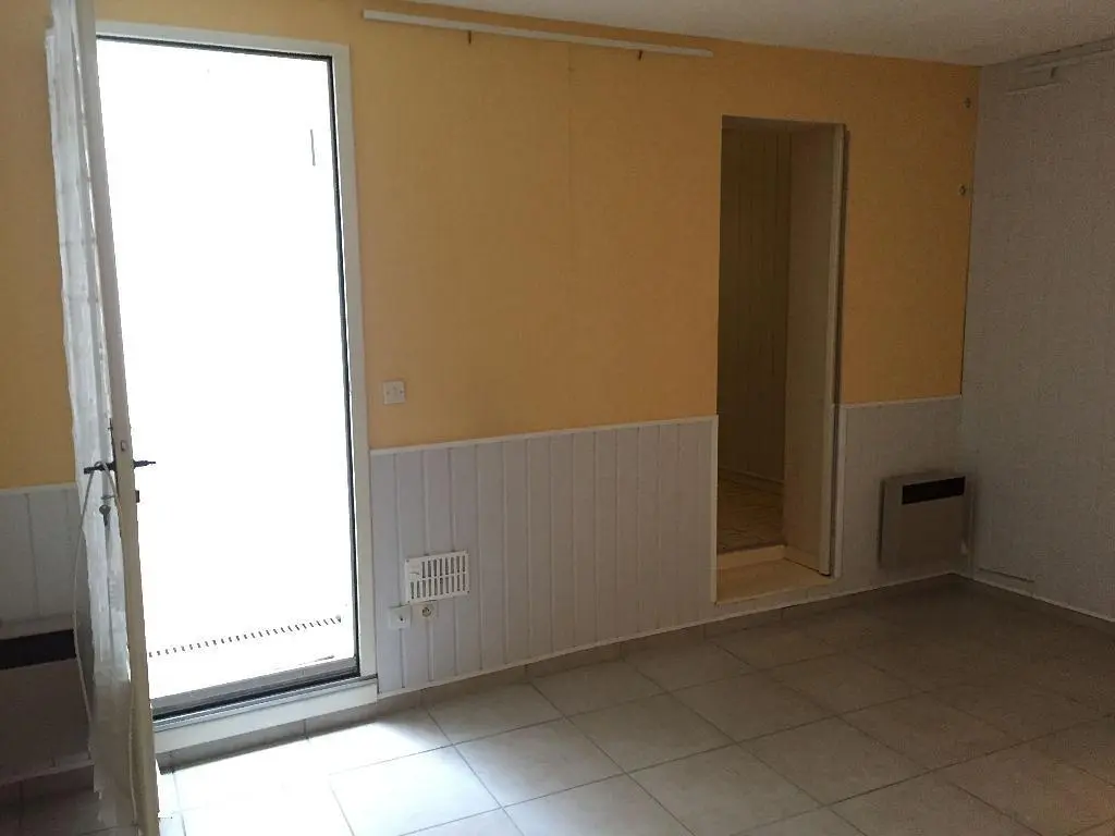 غرفة معيشة; أرضية خشبية, ضوء طبيعي, أسلوب عصري, أسقف عالية